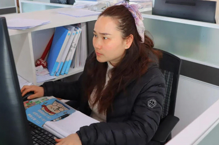 服務崗位女同事.gif